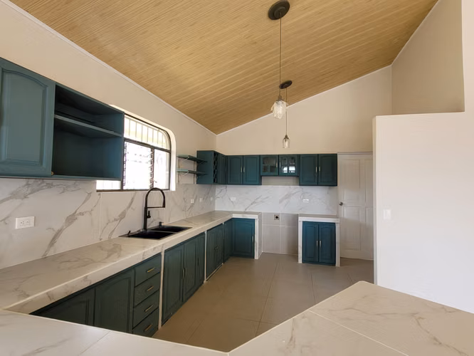 Casa en Alquiler – 4 Habitaciones, 4 Baños y Amplio Parqueo