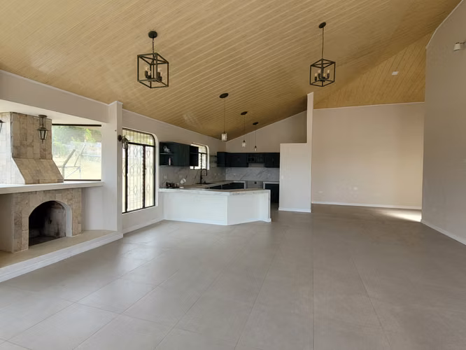 Casa en Alquiler – 4 Habitaciones, 4 Baños y Amplio Parqueo
