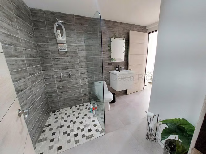 Venta de Casa recién remodelada en San Isidro de Heredia - Imagen 10