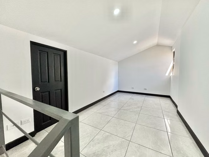 Casa tres niveles en condominio con multiples amenidades - Imagen 14