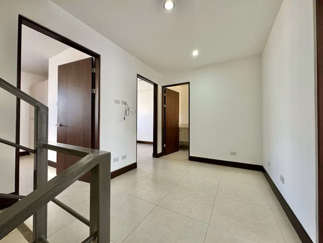 Casa tres niveles en condominio con multiples amenidades - Imagen 10