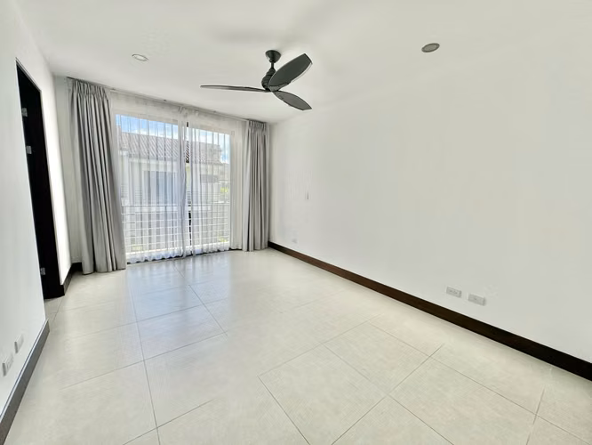 Casa tres niveles en condominio con multiples amenidades - Imagen 11