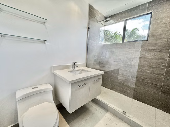 Casa tres niveles en condominio con multiples amenidades - Imagen 13