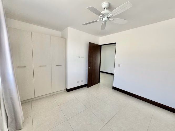 Casa tres niveles en condominio con multiples amenidades - Imagen 9