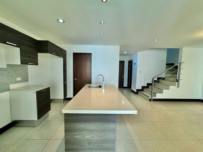 Casa tres niveles en condominio con multiples amenidades - Imagen 3