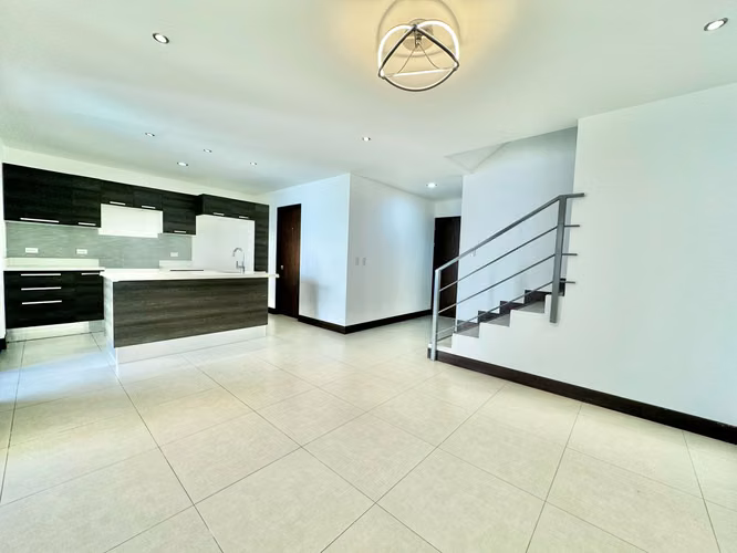 Casa tres niveles en condominio con multiples amenidades - Imagen 7