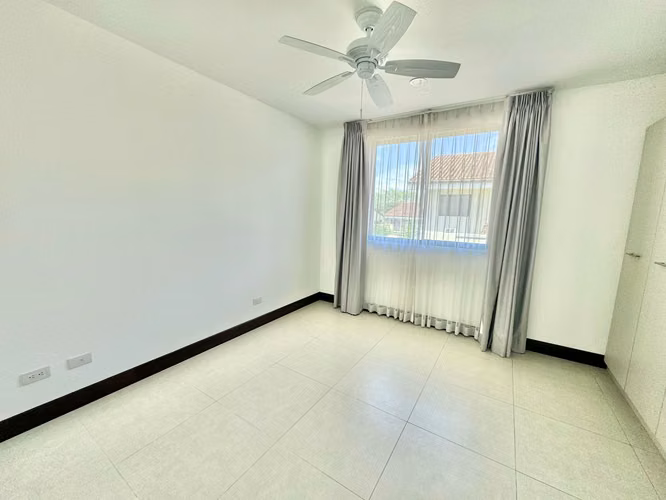 Casa tres niveles en condominio con multiples amenidades - Imagen 8