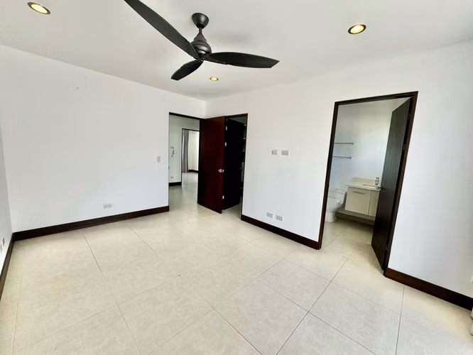 Casa tres niveles en condominio con multiples amenidades - Imagen 12