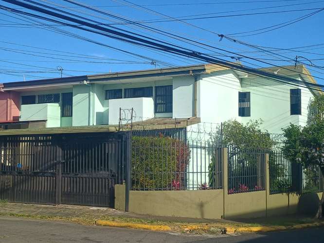 Casa recién remodelada en venta - La Uruca, San José