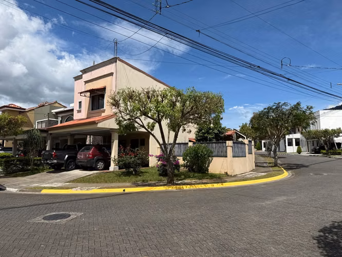 Casa esquinera a la venta I Condominio en La Unión, Tres Ríos.