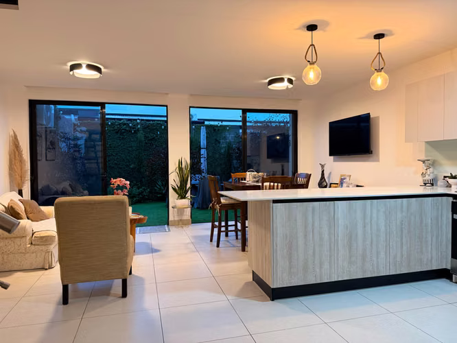 Casa en alquiler en Lindora | Línea blanca + cuota condominal incluida | $2,300 - Imagen 2