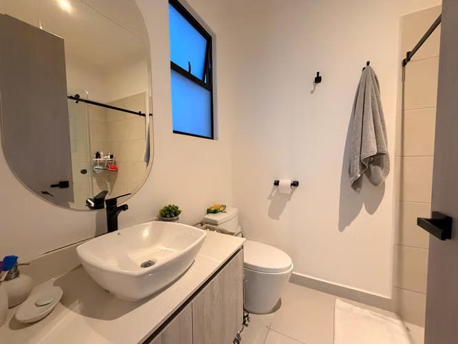 Casa en alquiler en Lindora | Línea blanca + cuota condominal incluida | $2,300 - Imagen 12