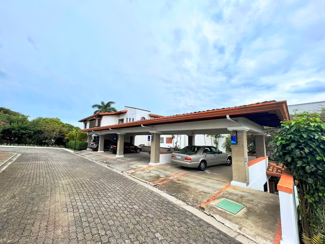 Se alquila apartamento en Bello Horizonte. Disponible 15 de Setiembre.
