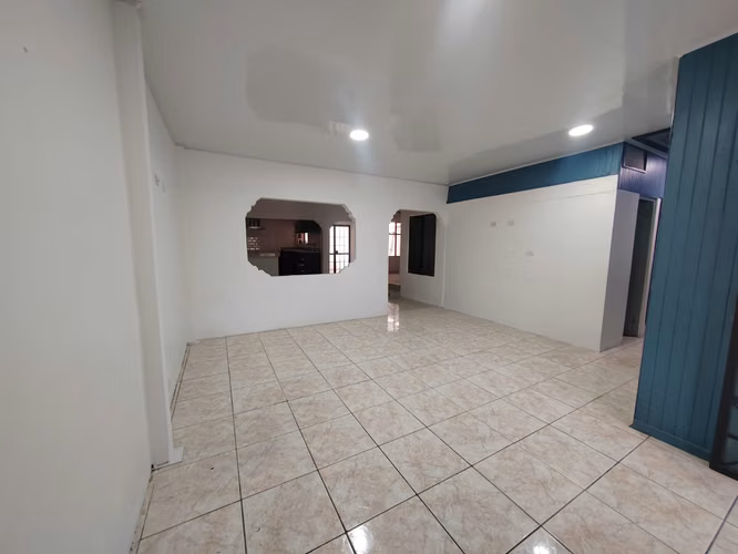 Amplia casa familiar de 5 habitaciones – Hatillo 4, Avenida Holanda - Imagen 9