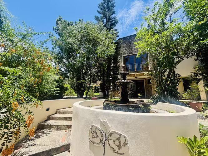 Casa muy amplia, cada habitación con su baño, esquinera en los Hacienda Los Reyes.