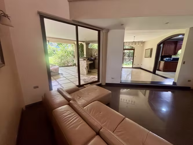 Casa muy amplia, cada habitación con su baño, esquinera en los Hacienda Los Reyes. - Imagen 3