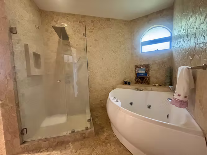 Casa muy amplia, cada habitación con su baño, esquinera en los Hacienda Los Reyes. - Imagen 11