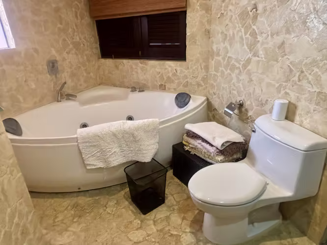 Casa muy amplia, cada habitación con su baño, esquinera en los Hacienda Los Reyes. - Imagen 13