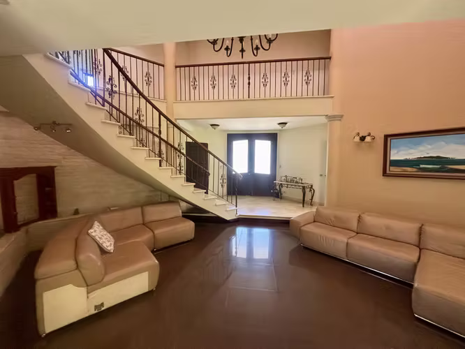 Casa muy amplia, cada habitación con su baño, esquinera en los Hacienda Los Reyes. - Imagen 2