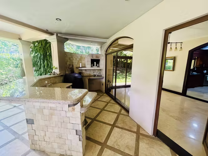 Casa muy amplia, cada habitación con su baño, esquinera en los Hacienda Los Reyes. - Imagen 4