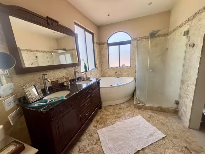 Casa muy amplia, cada habitación con su baño, esquinera en los Hacienda Los Reyes. - Imagen 17