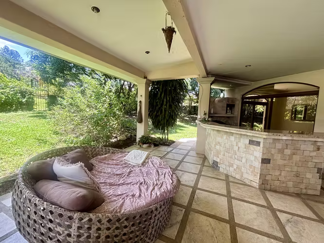 Casa muy amplia, cada habitación con su baño, esquinera en los Hacienda Los Reyes. - Imagen 5