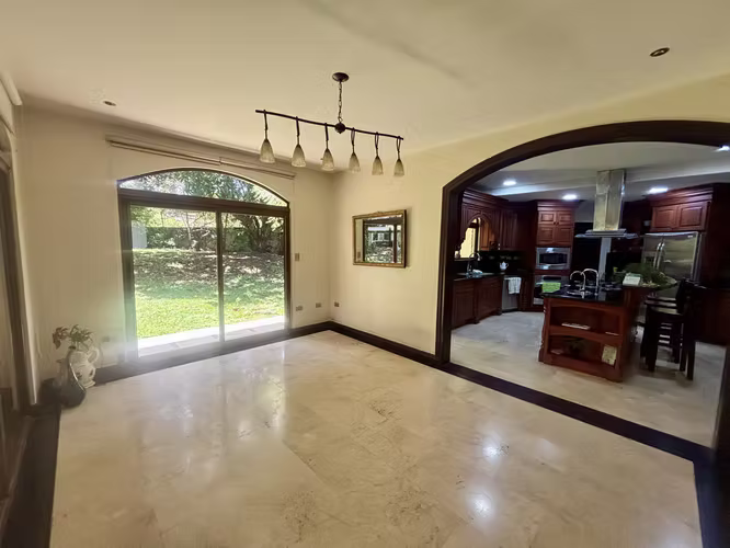 Casa muy amplia, cada habitación con su baño, esquinera en los Hacienda Los Reyes. - Imagen 6