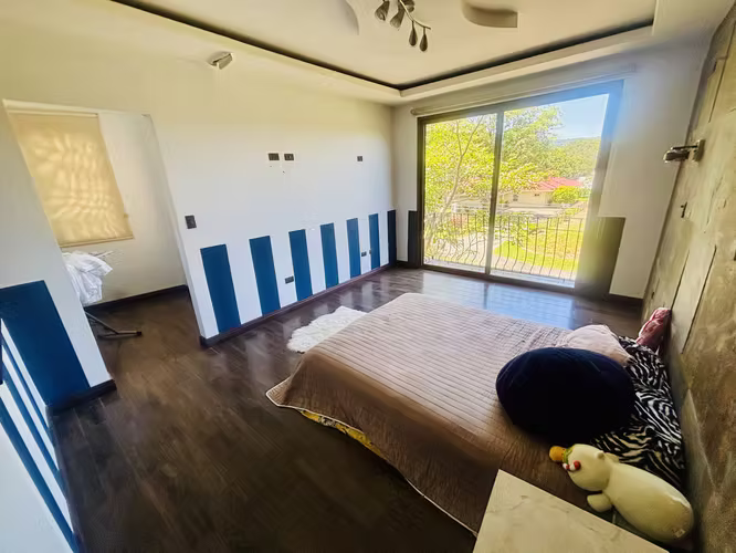 Casa muy amplia, cada habitación con su baño, esquinera en los Hacienda Los Reyes. - Imagen 12