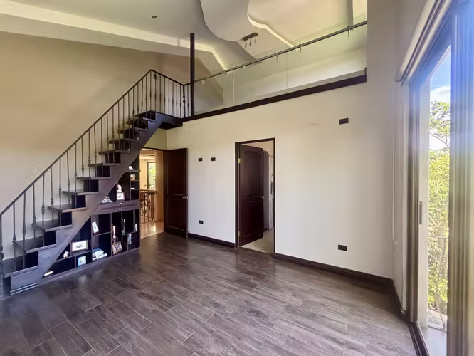 Casa muy amplia, cada habitación con su baño, esquinera en los Hacienda Los Reyes. - Imagen 14