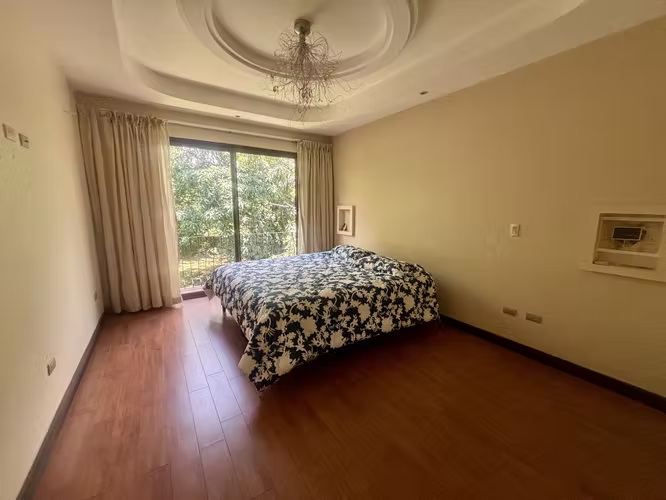 Casa muy amplia, cada habitación con su baño, esquinera en los Hacienda Los Reyes. - Imagen 10
