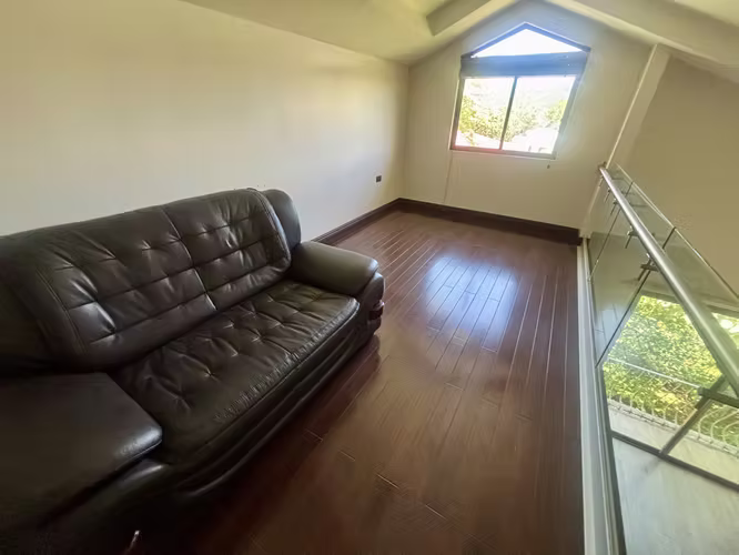 Casa muy amplia, cada habitación con su baño, esquinera en los Hacienda Los Reyes. - Imagen 15