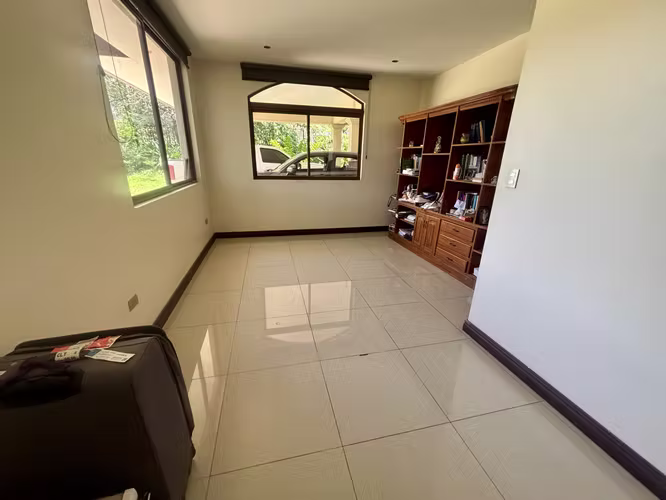 Casa muy amplia, cada habitación con su baño, esquinera en los Hacienda Los Reyes. - Imagen 9