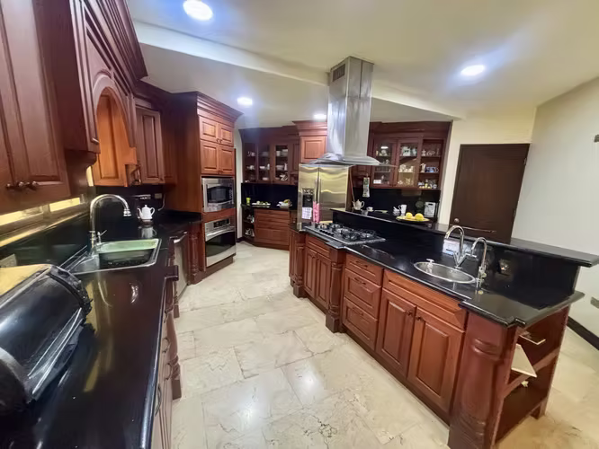Casa muy amplia, cada habitación con su baño, esquinera en los Hacienda Los Reyes. - Imagen 8
