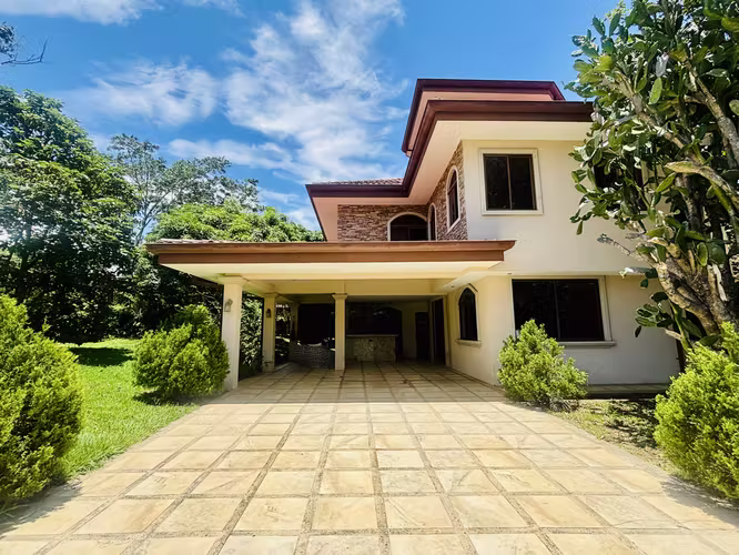 Casa muy amplia, cada habitación con su baño, esquinera en los Hacienda Los Reyes. - Imagen 18
