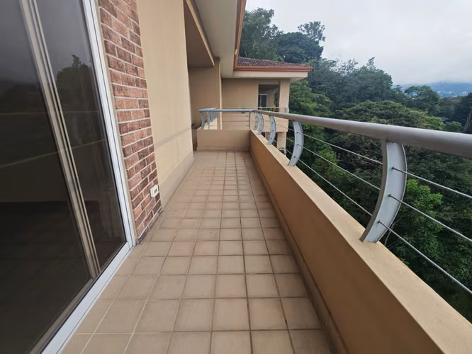 Se alquila espacioso apartamento de 3 habitaciones en Escazú con vistas panorámicas a la ciudad. - Imagen 12
