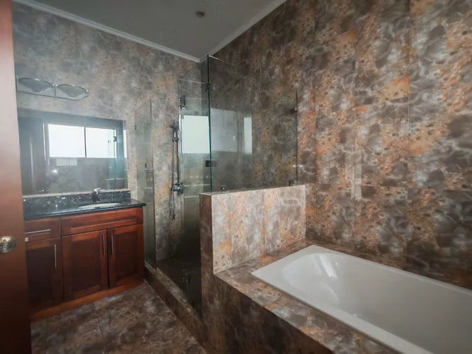 Se alquila espacioso apartamento de 3 habitaciones en Escazú con vistas panorámicas a la ciudad. - Imagen 11