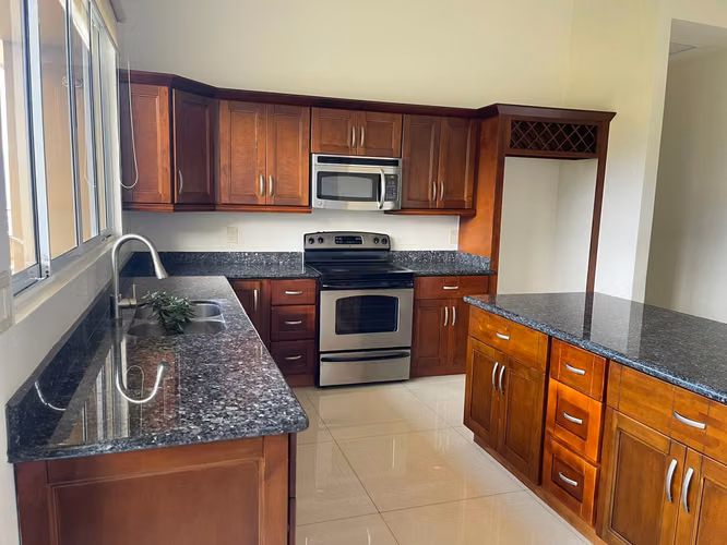 Se alquila espacioso apartamento de 3 habitaciones en Escazú con vistas panorámicas a la ciudad. - Imagen 6