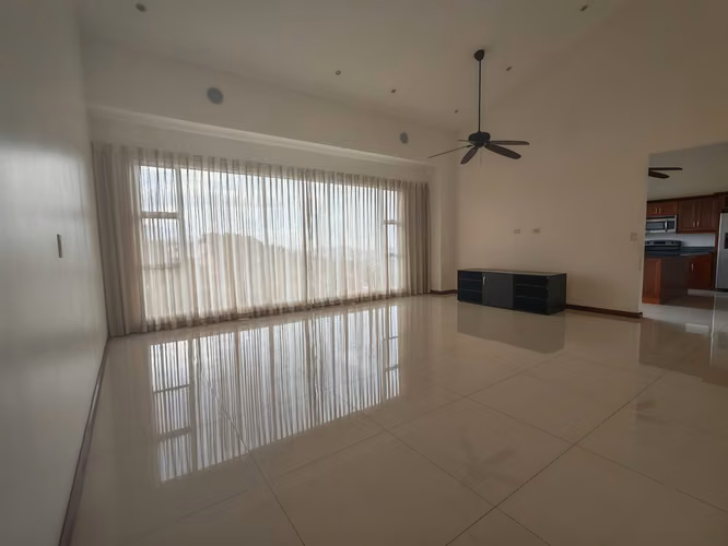 Se alquila espacioso apartamento de 3 habitaciones en Escazú con vistas panorámicas a la ciudad. - Imagen 2