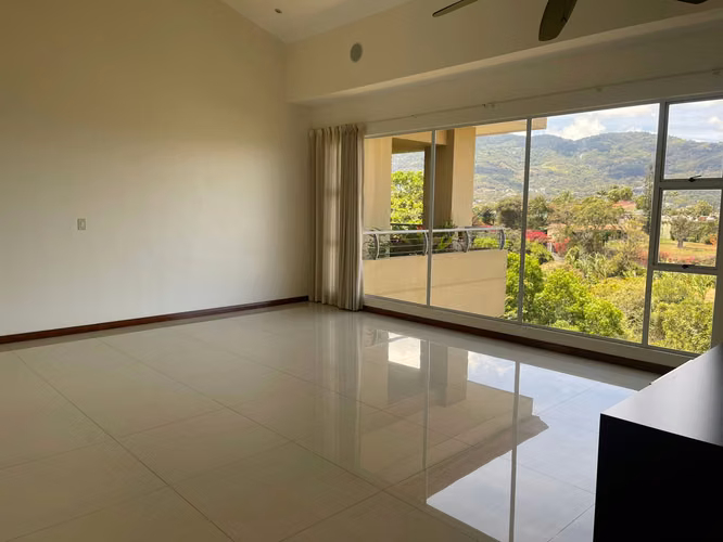 Se alquila espacioso apartamento de 3 habitaciones en Escazú con vistas panorámicas a la ciudad.