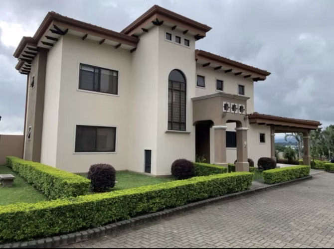 Se Vende Amplia Casa en Condominio en La Ribera de Belén