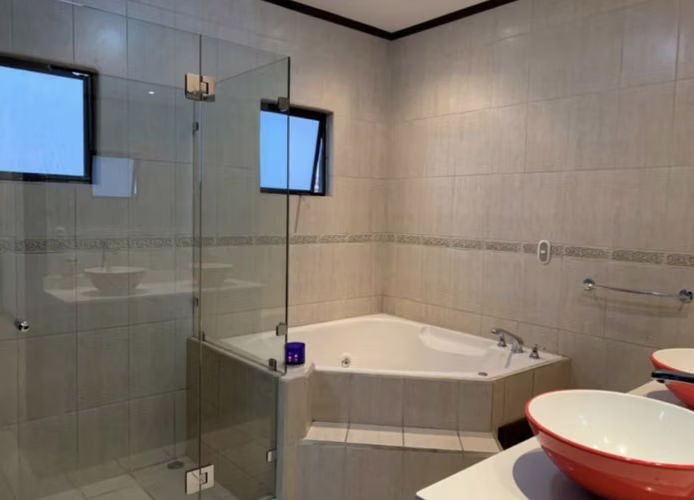 Se Vende Amplia Casa en Condominio en La Ribera de Belén