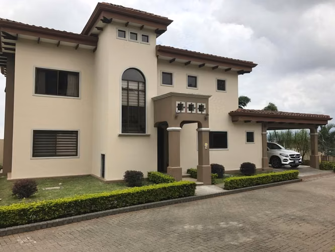 Se Vende Amplia Casa en Condominio en La Ribera de Belén