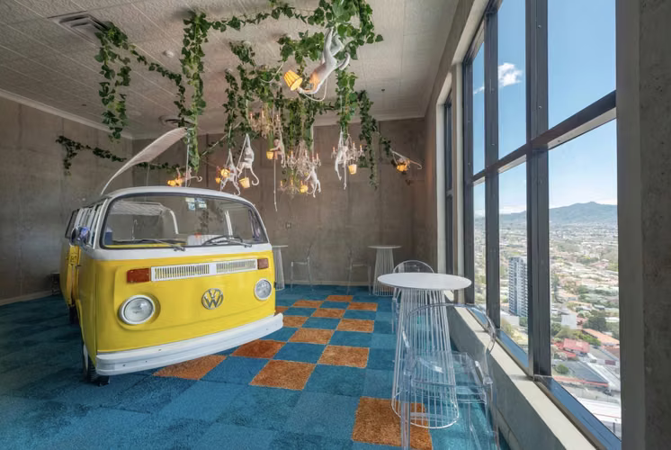 Apartamento BOHO Chic en URBN Escalante – Piso 17 FULL Amueblado con la mejor Panoramica - Imagen 13