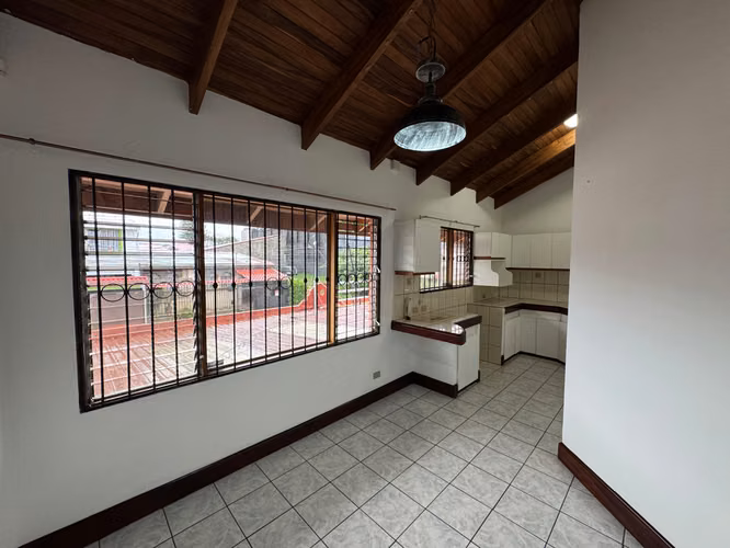 Alquiler apartamento en La Uruca | 2 habitaciones | 1 parqueo - Imagen 2