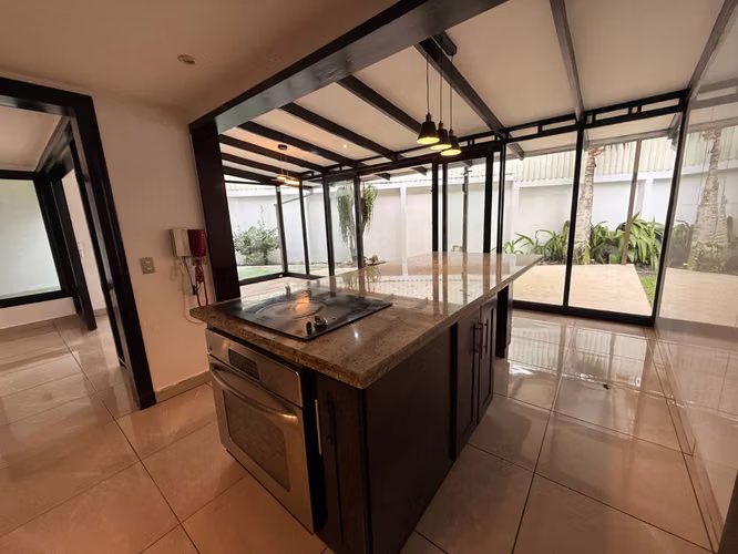 Alquiler de hermosa casa independiente en Trejos Montealegre, Escazú
