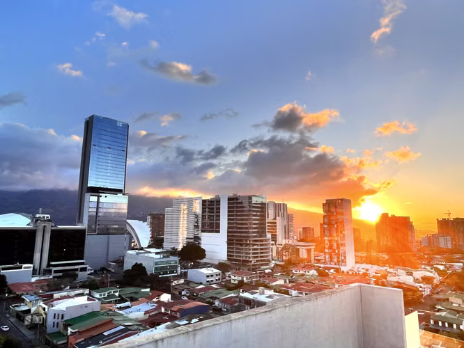 Lujoso apartamento en tercer piso de torre en Sabana Norte - Imagen 10
