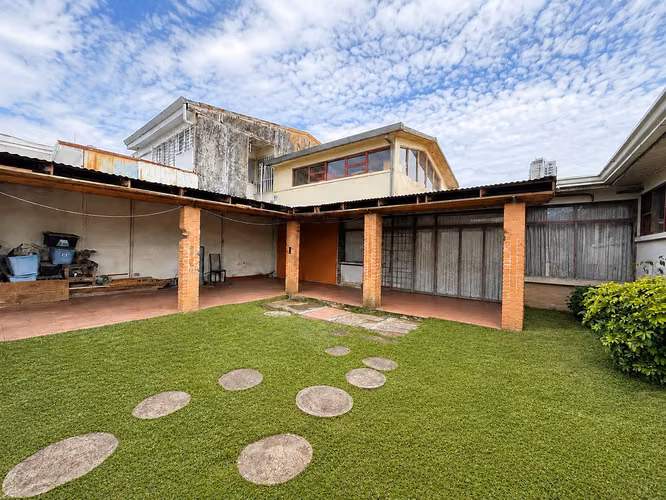 Casa para inversión frente a carretera nacional | Francisco Peralta