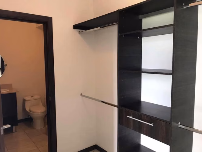 Se Alquila moderno Apartamento en Condominio La Uruca - Imagen 9