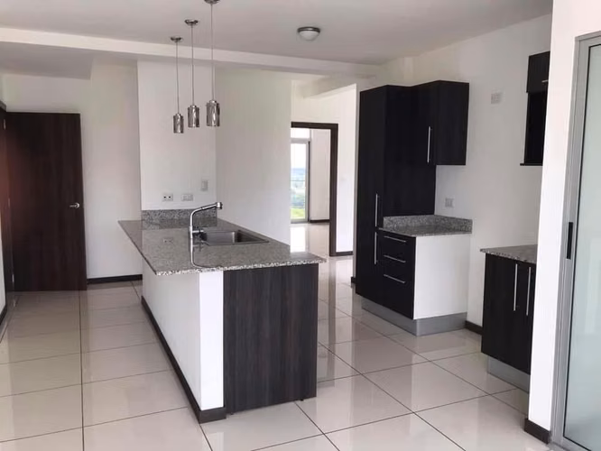 Se Alquila moderno Apartamento en Condominio La Uruca - Imagen 2