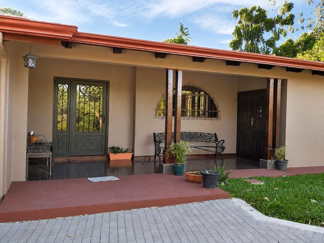Hermosa Casa Grecia-Peralta